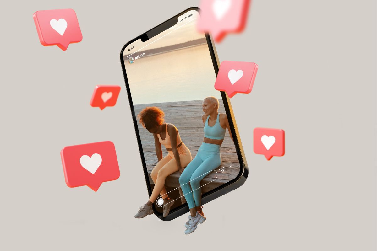 Montagem com pessoas saindo de tela do celular em banco de praça com símbolos de like ao redor