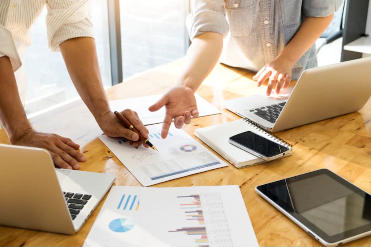 pessoas trabalhando: captação de leads homens de negócio discutindo estratégias