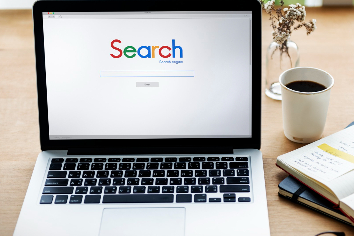 Tela de notebook com a página do Google aberta: Ferramentas de SEO Na imagem mostra um notebook aberto onde na tela mostra a página do Google, que é uma das ferramentas de SEO.