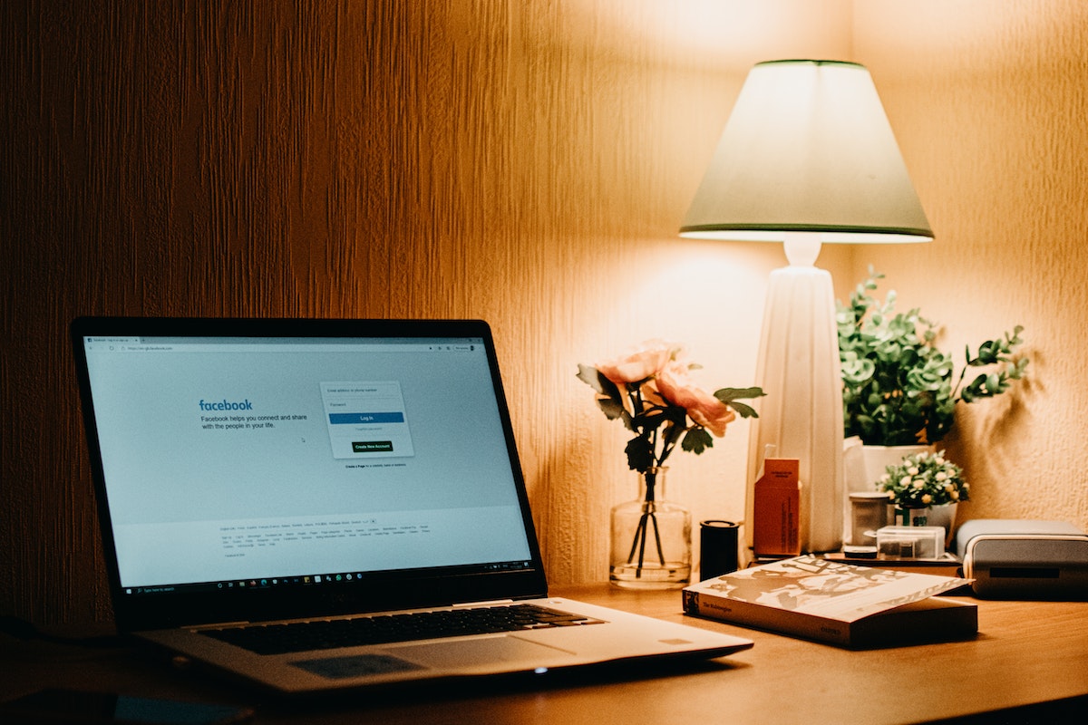 notebook aberto na página de login do Facebook