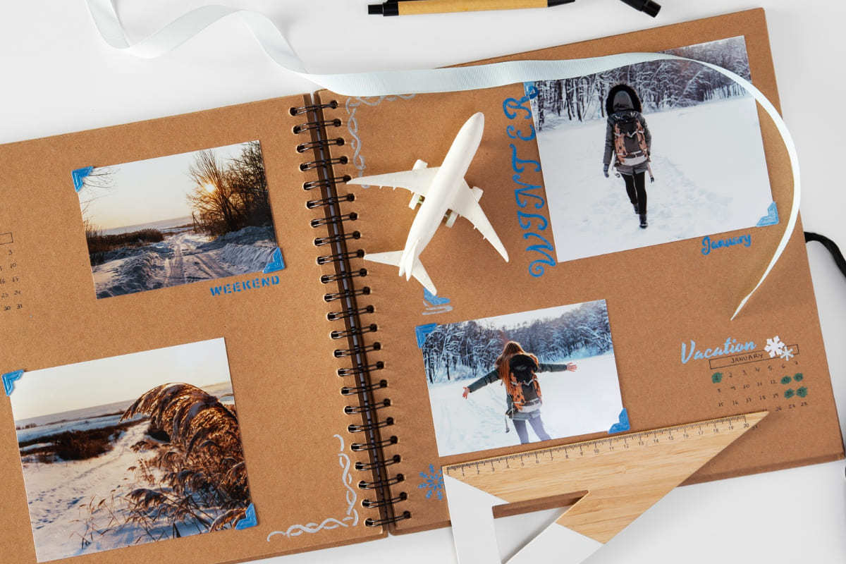 Álbum com fotos: imagens para impactar seus leitores Álbum com recortes e colagens de fotos de viagens e símbolos de avião em suas páginas encadernadas com arame espiral