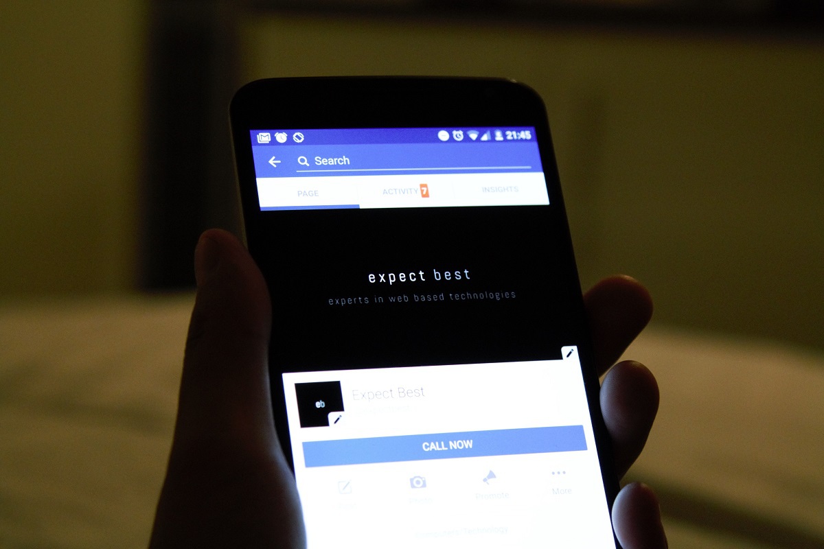 Smarthphone: inbound lead Pessoa segurando smartphone com campo de pesquisa aberto