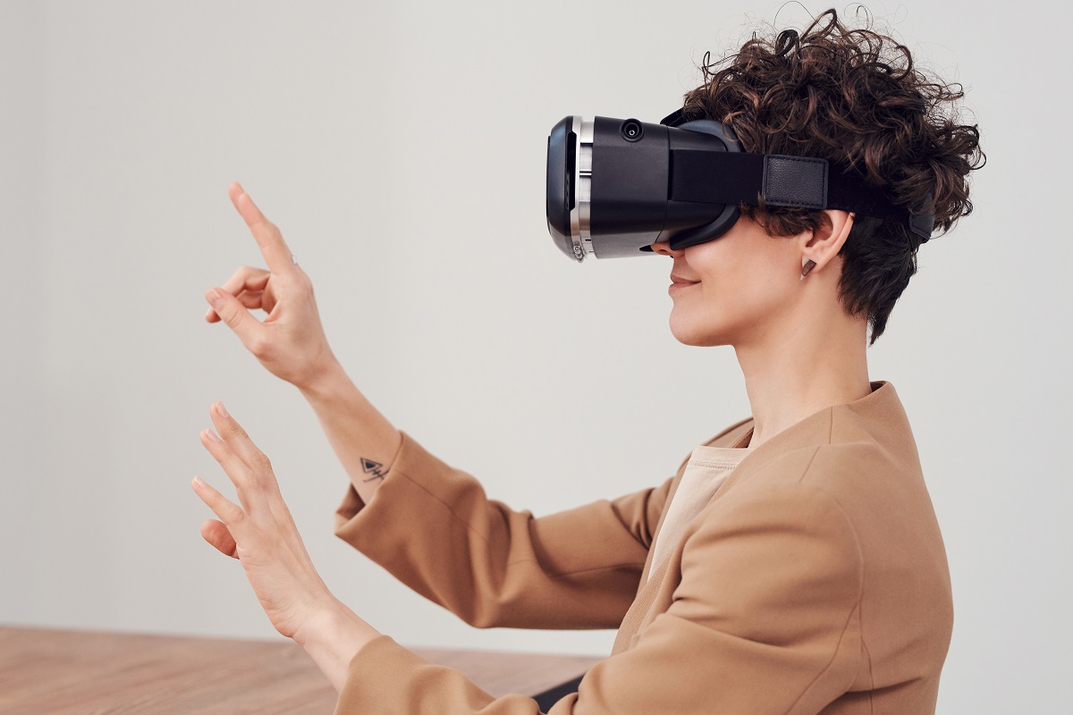 realidade virtual: marketing no metaverso mulher de perfil usando um óculos de realidade virtual preto