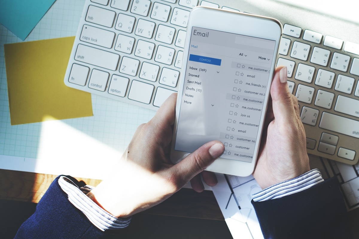 pessoa usando o celular: mailchimp pessoa usando o celular