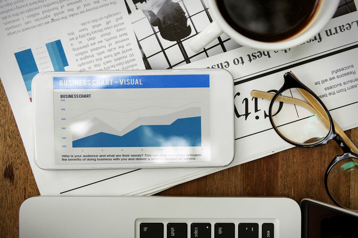 negócios: marketing digital para SaaS análise de negócios na tela de um smartphone