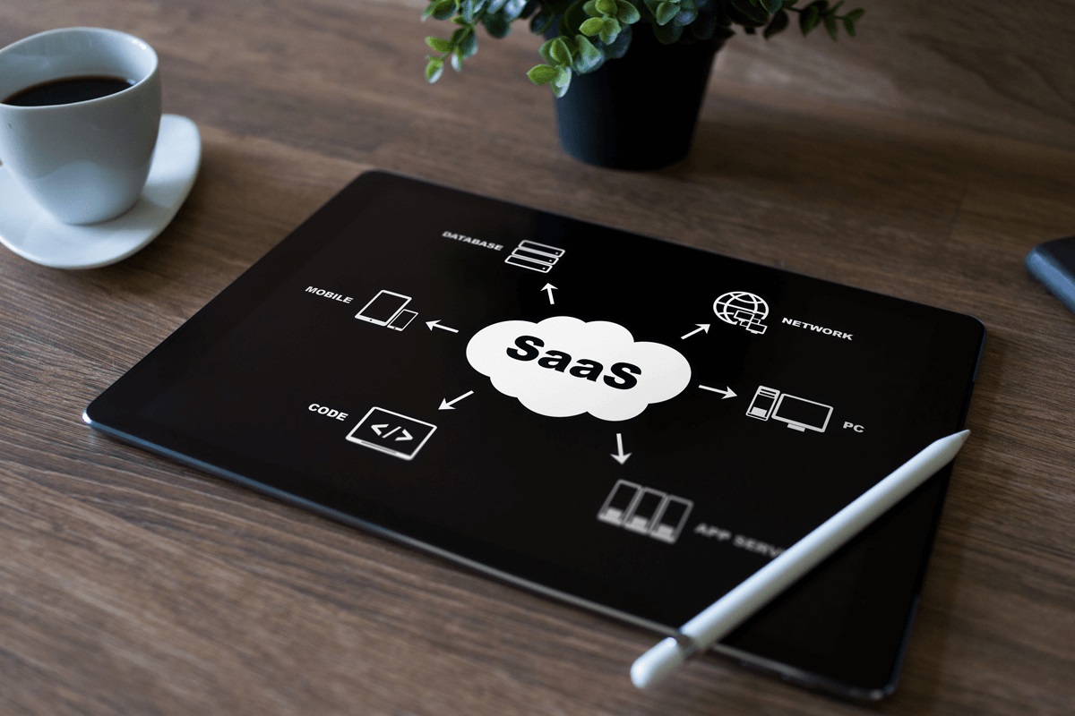 mapa sobre SaaS: marketing digital para SaaS tablet com um mapa sobre SaaS