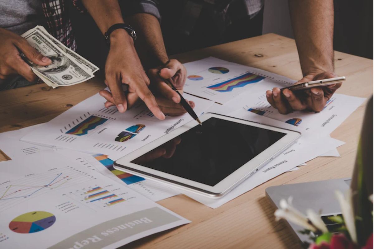 análise de dados: marketing e finanças dois homens analisando dados em um tablet