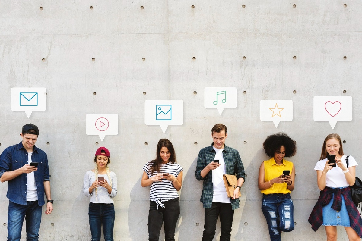 pessoas jovens mexendo em seus celulares