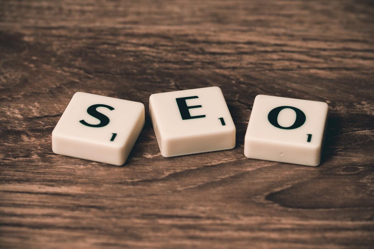 SEO: Mitos do Marketing Digital Mesa de madeira com peças de palavras cruzadas sobre ela formando o nome SEO