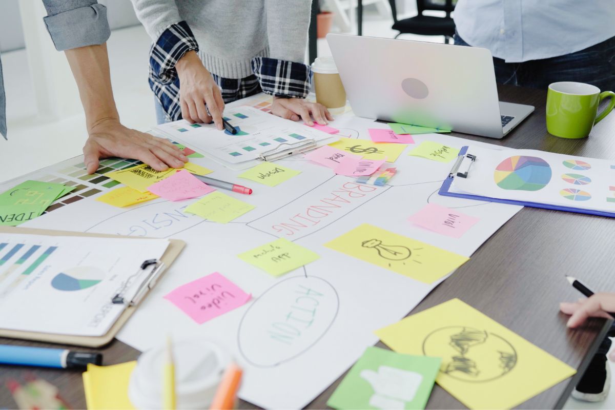 pessoas em reunião: nft marketing Grupo de empresários vestidos casualmente discutindo ideias no escritório