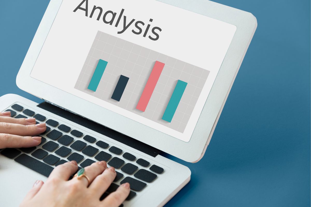 gráfico: nft marketing Gráfico de resumo de resultados de análise de dados na tela de um laptop