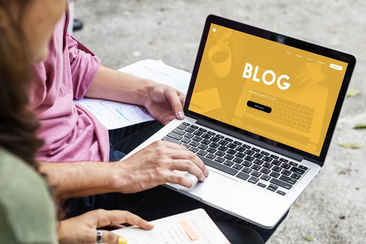 pessoas trabalhando: PageRank mãos masculinas e femininas com um laptop escrito blog na tela