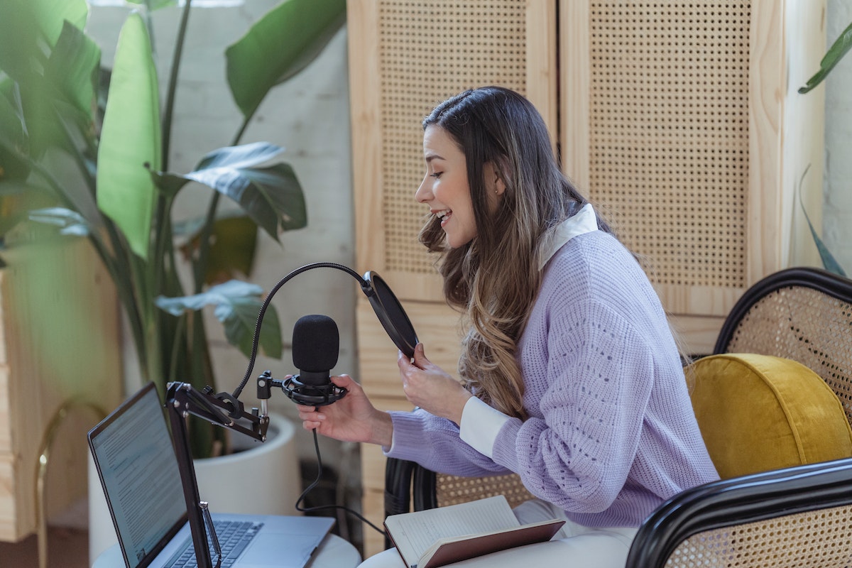 podcast: plataforma de influenciadores mulher gravando um podcast