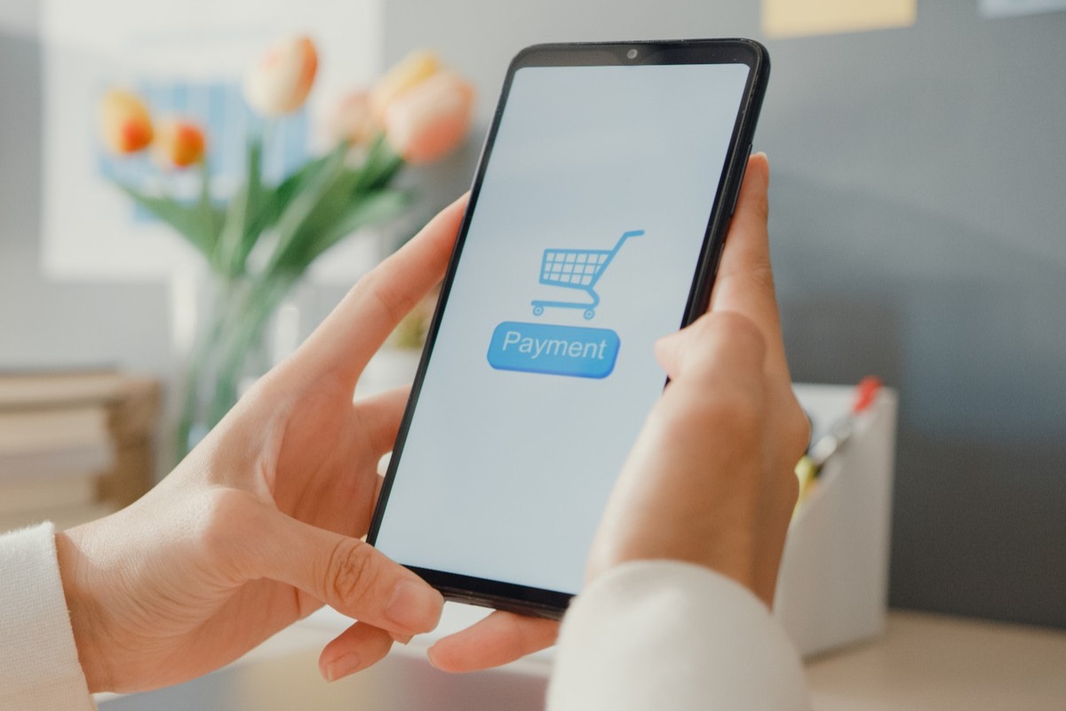 compras online: Princípios da influência pessoa usando o celular para fazer compras online