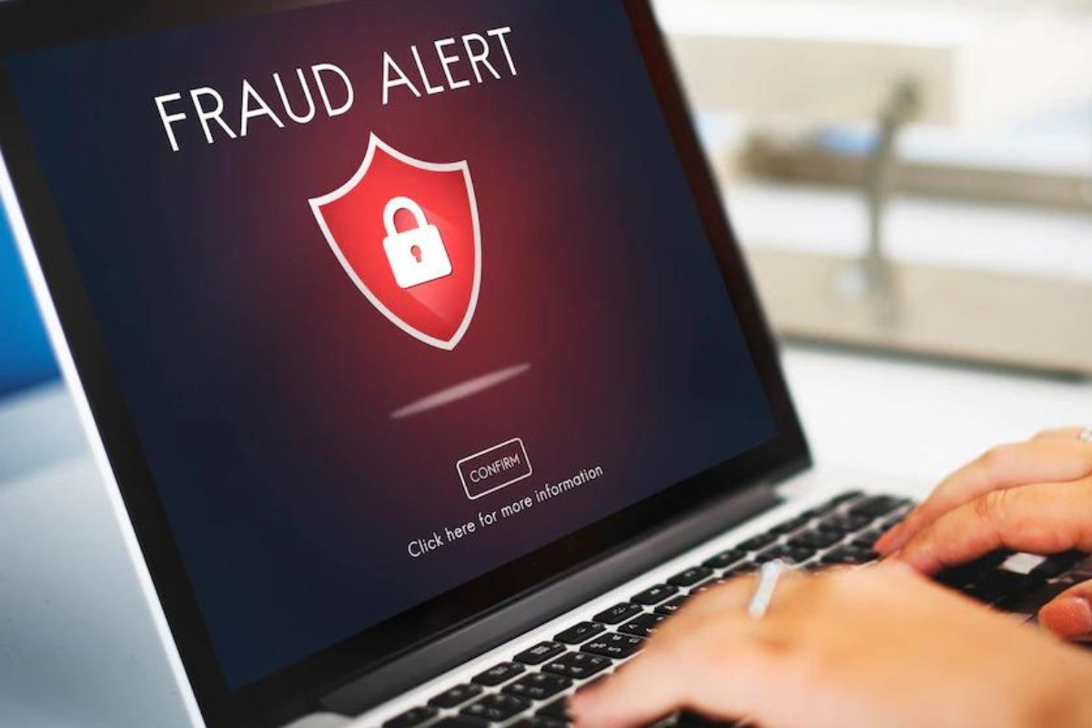 Tela de computador indicando fraude: SEO negativo Imagem apresentando uma tela de notebook indicando um processo de fraude.