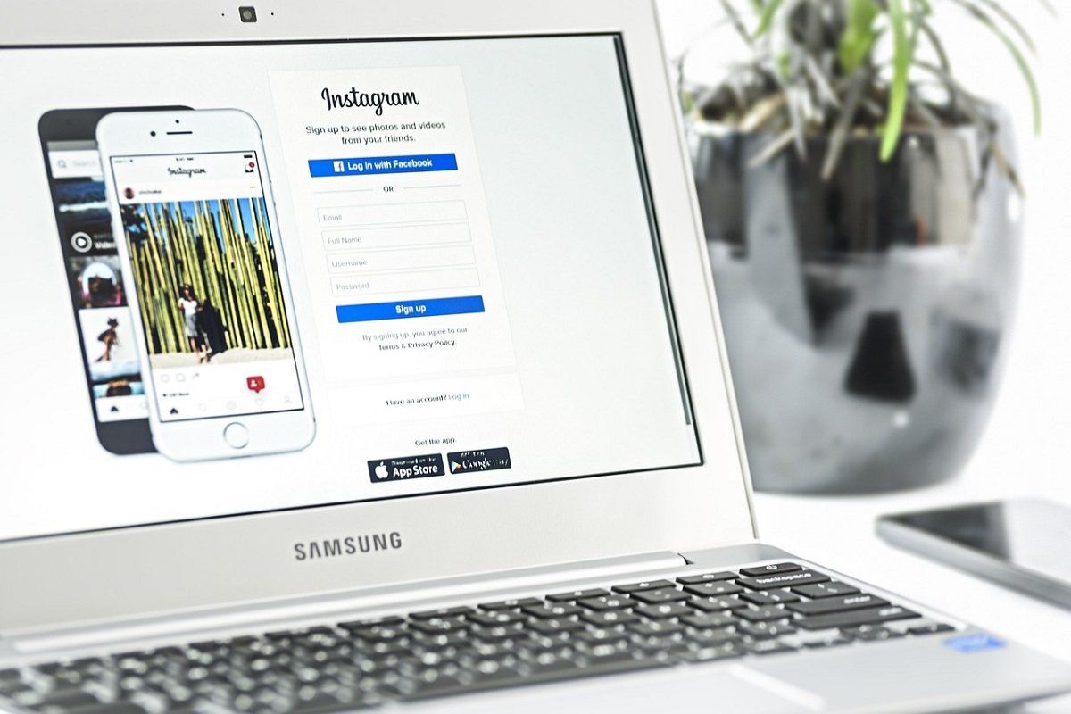 laptop: SEO para Instagram tela de login do Instagram aberta em um notebook Samsung