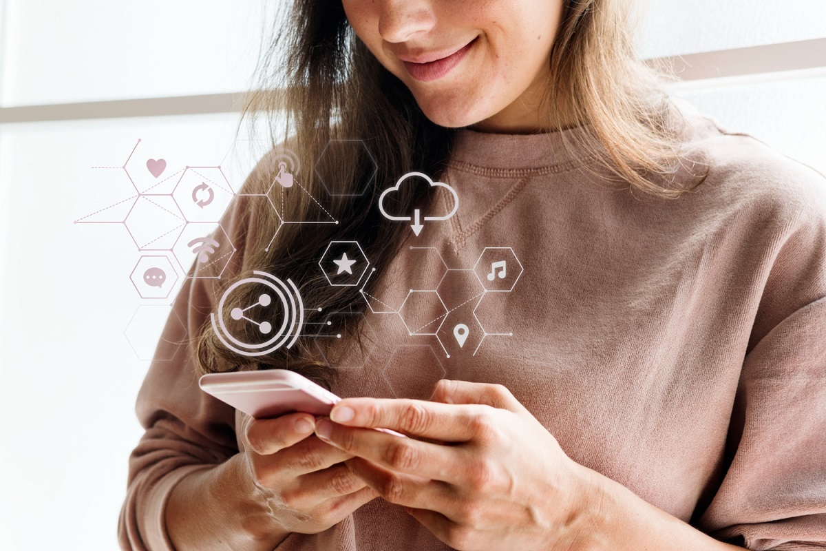 mulher com celular: segmentação de leads mulher com o celular na mão