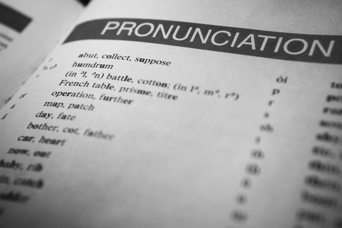 página de livro sobre pronúncia em inglês
