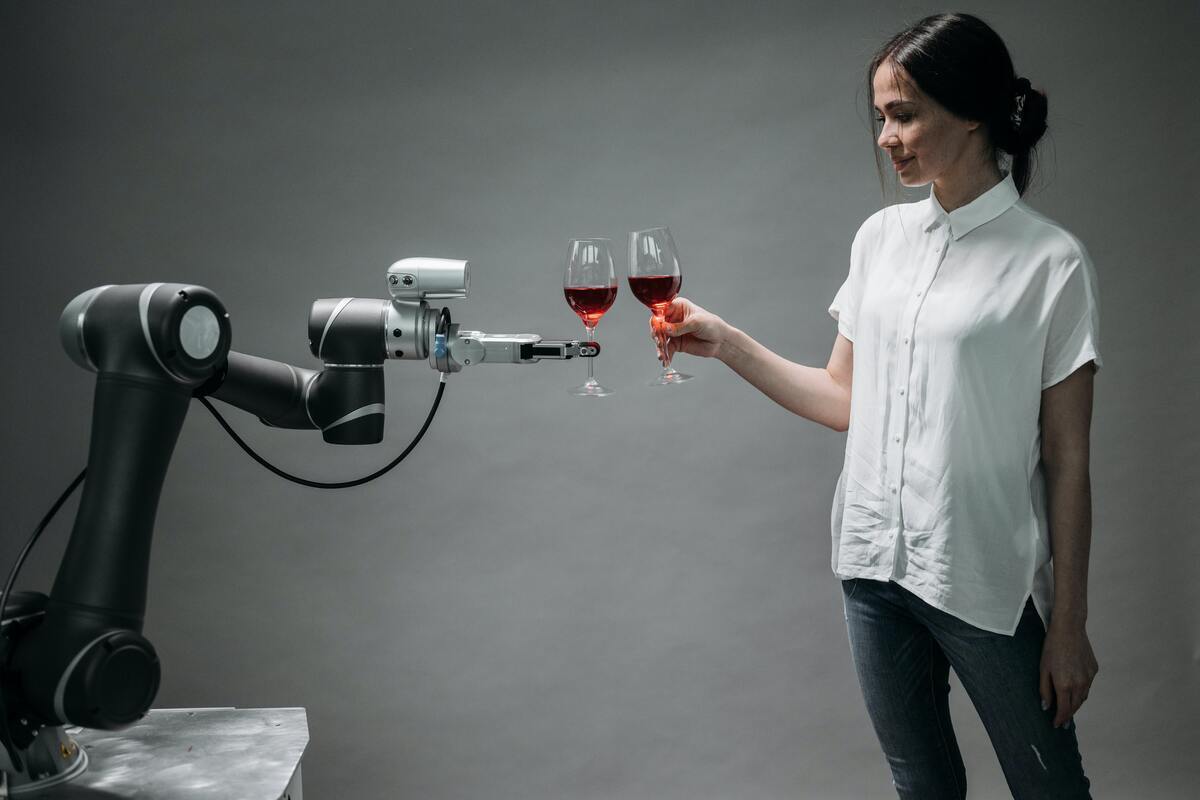 mulher brindando uma taça de vinho com uma máquina