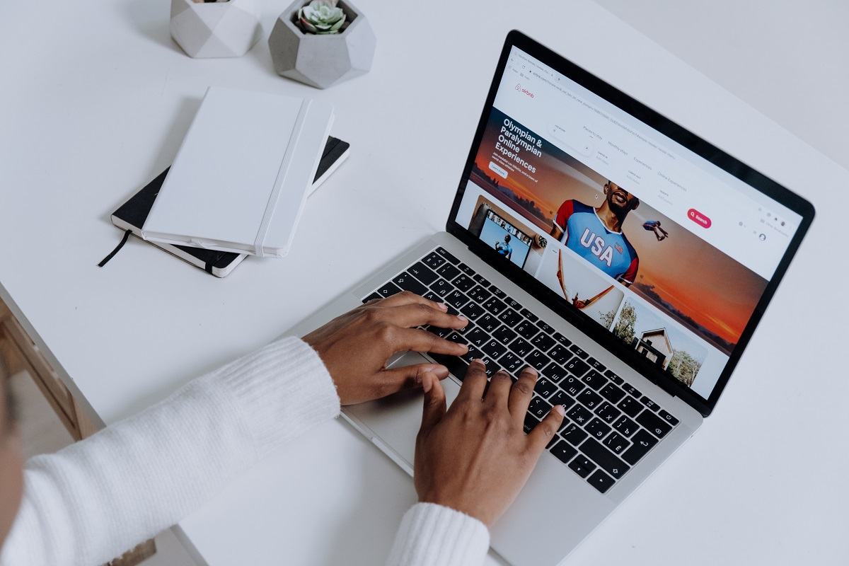 homem sentado, trabalhando em seu laptop