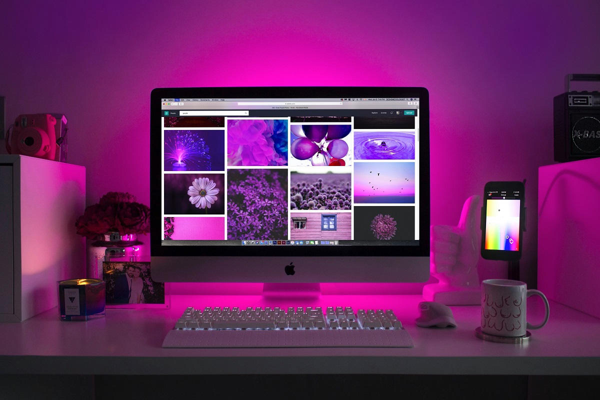 computador de mesa, com várias imagens sendo mostradas em sua tela
