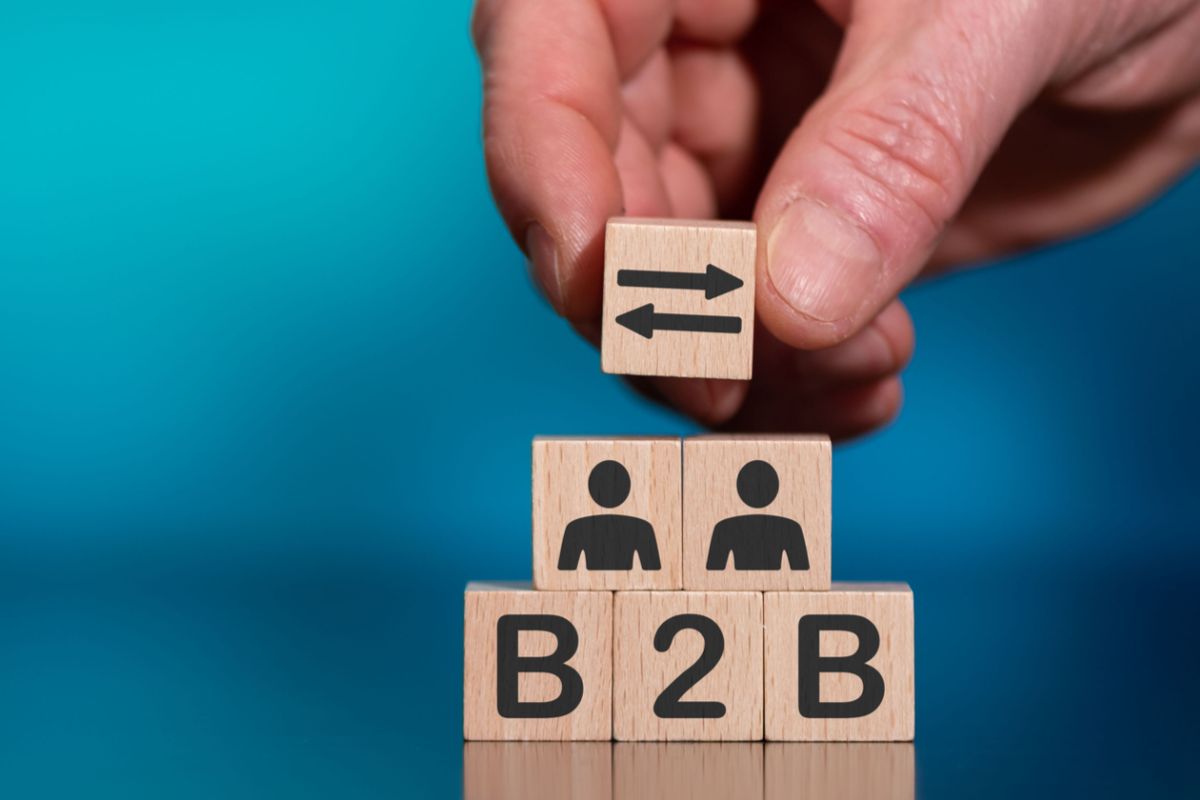 conceito de negócios B2B com pequenos blocos de madeira