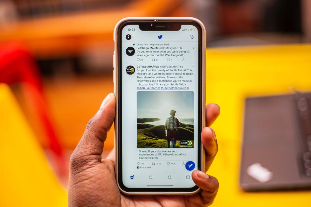 celular: baixar vídeo do twitter pessoa segurando um celular com a mão