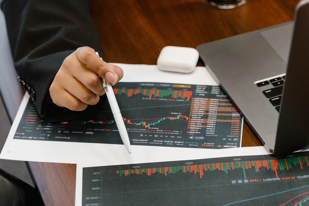 análise de dados: big data pessoa analisando folhas impressas com dados