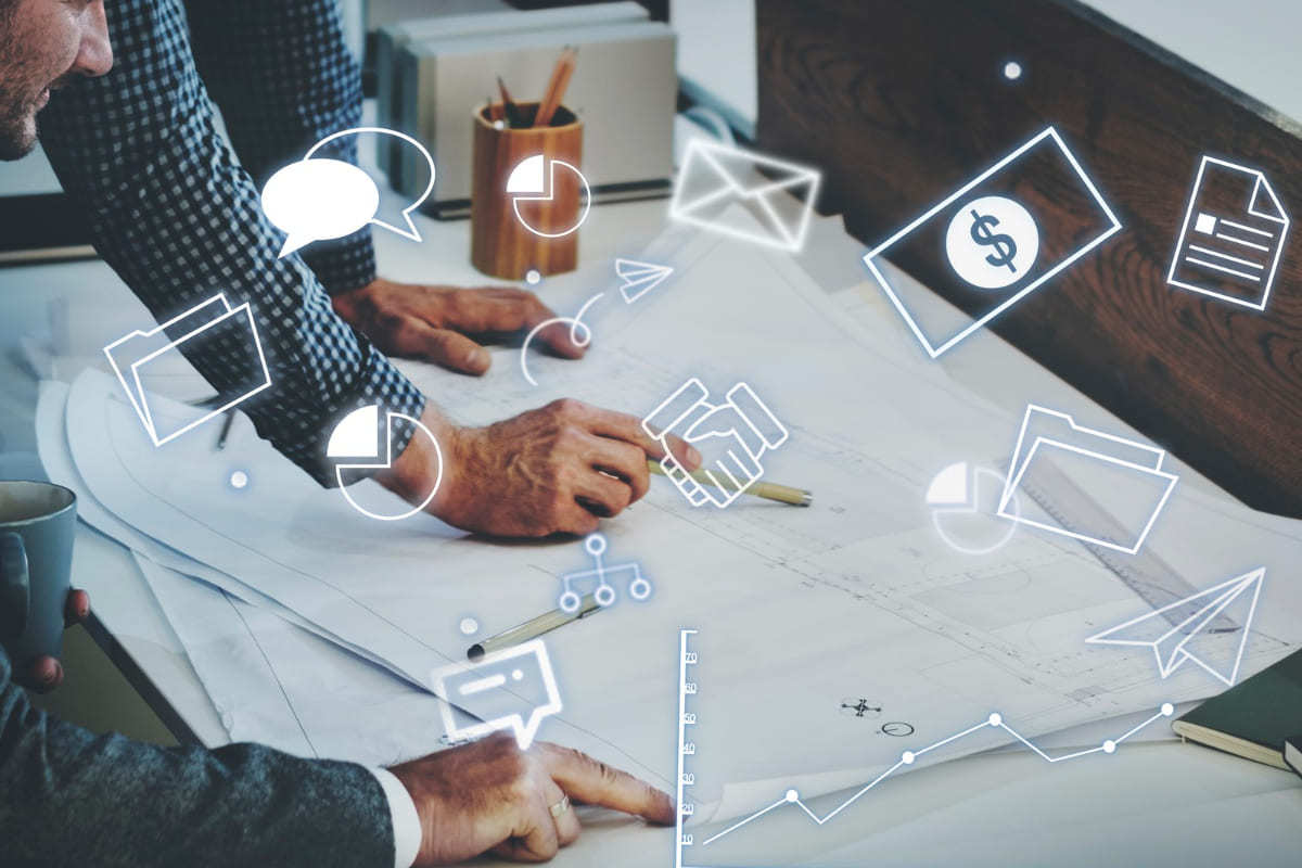 pessoas trabalhando: canais de marketing pessoas trabalhando em um relatório em cima de uma mesa. Na imagem também há várias ilustrações que representam o setor de marketing