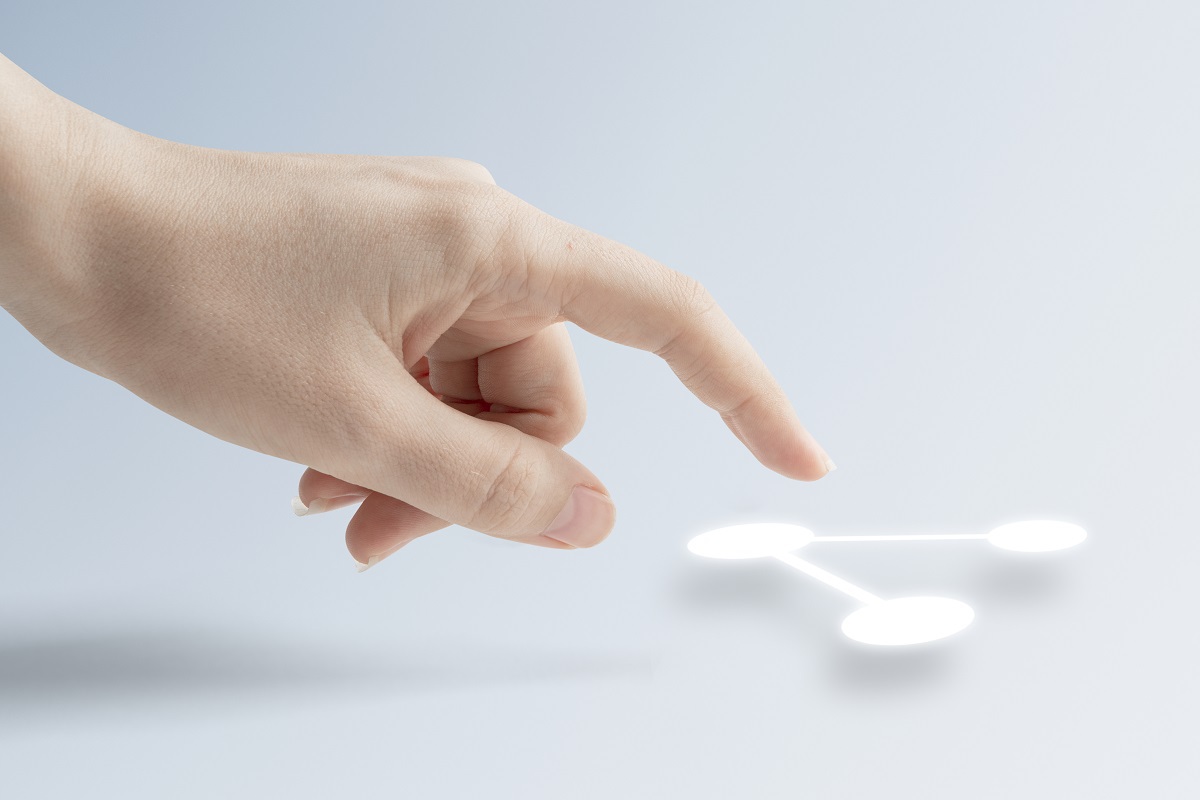 pessoa tocando em um símbolo de três círculos interligados