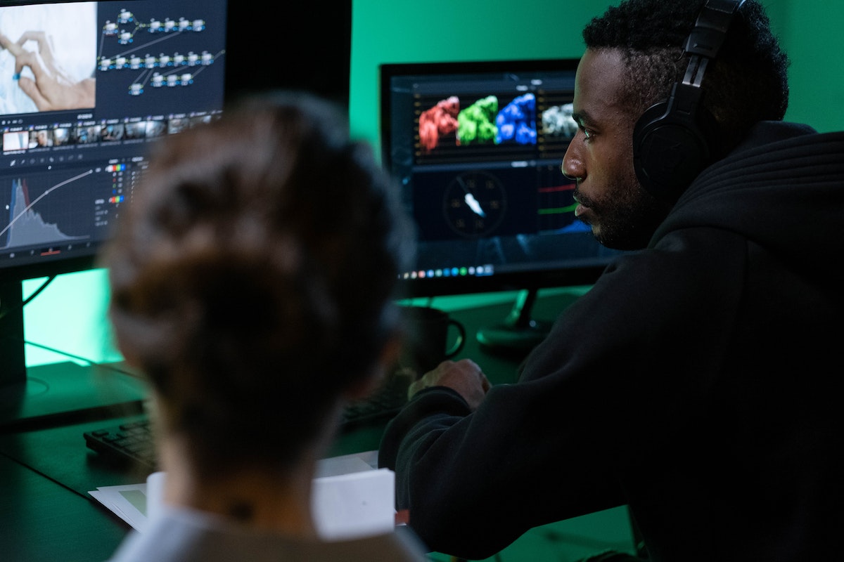 edição: dicas de edição de vídeo homem editando