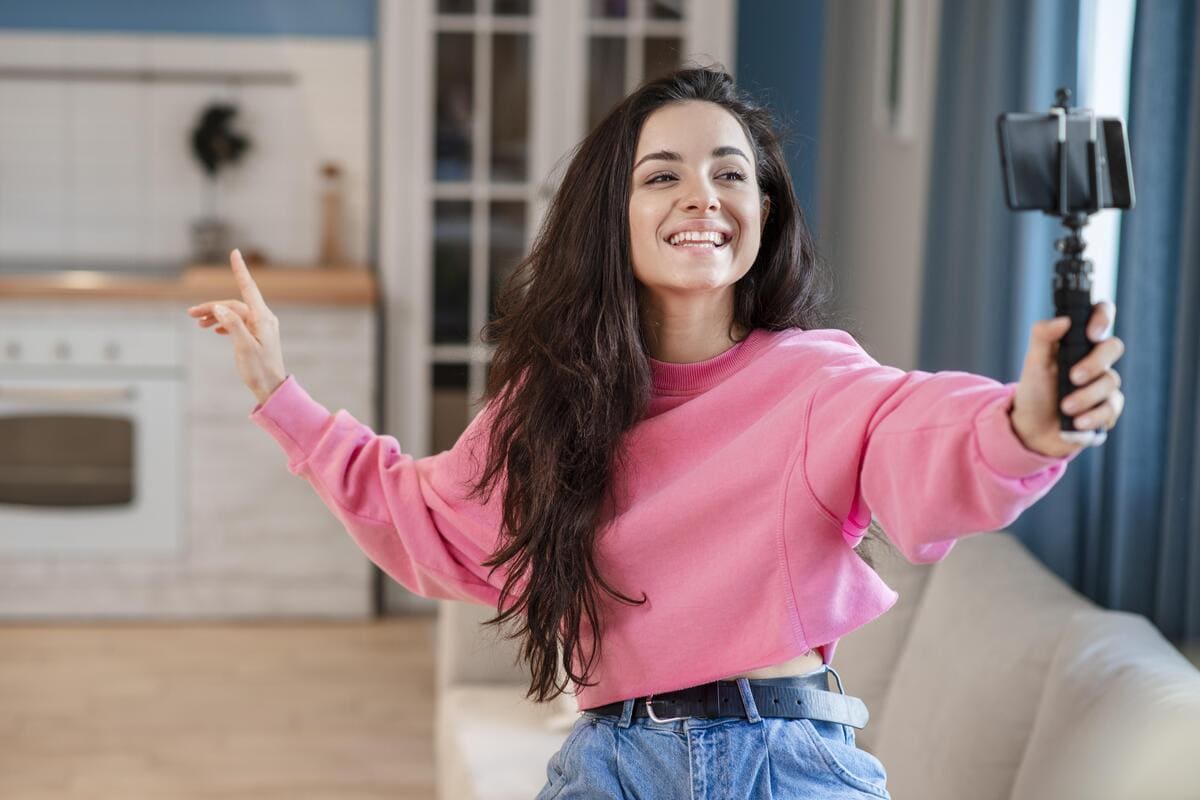 pessoa gravando vídeo: o que faz um digital influencer jovem influencer gravando conteúdo pelo celular