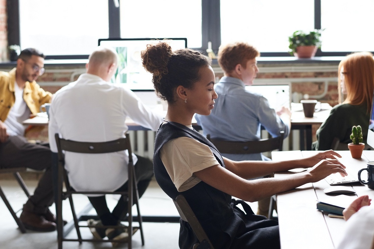mulher sentada, trabalhando em seu computador