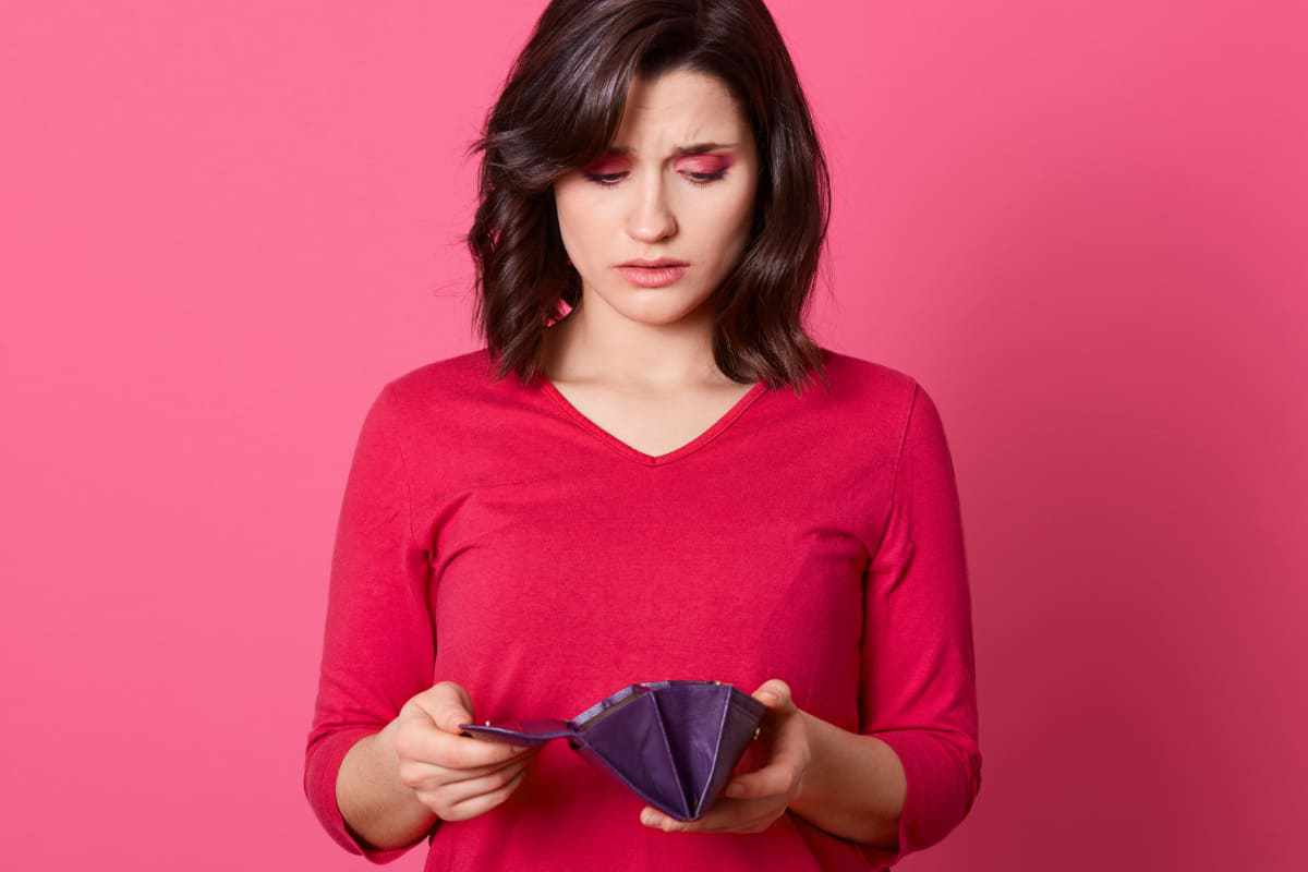 mulher abrindo uma carteira roxa
