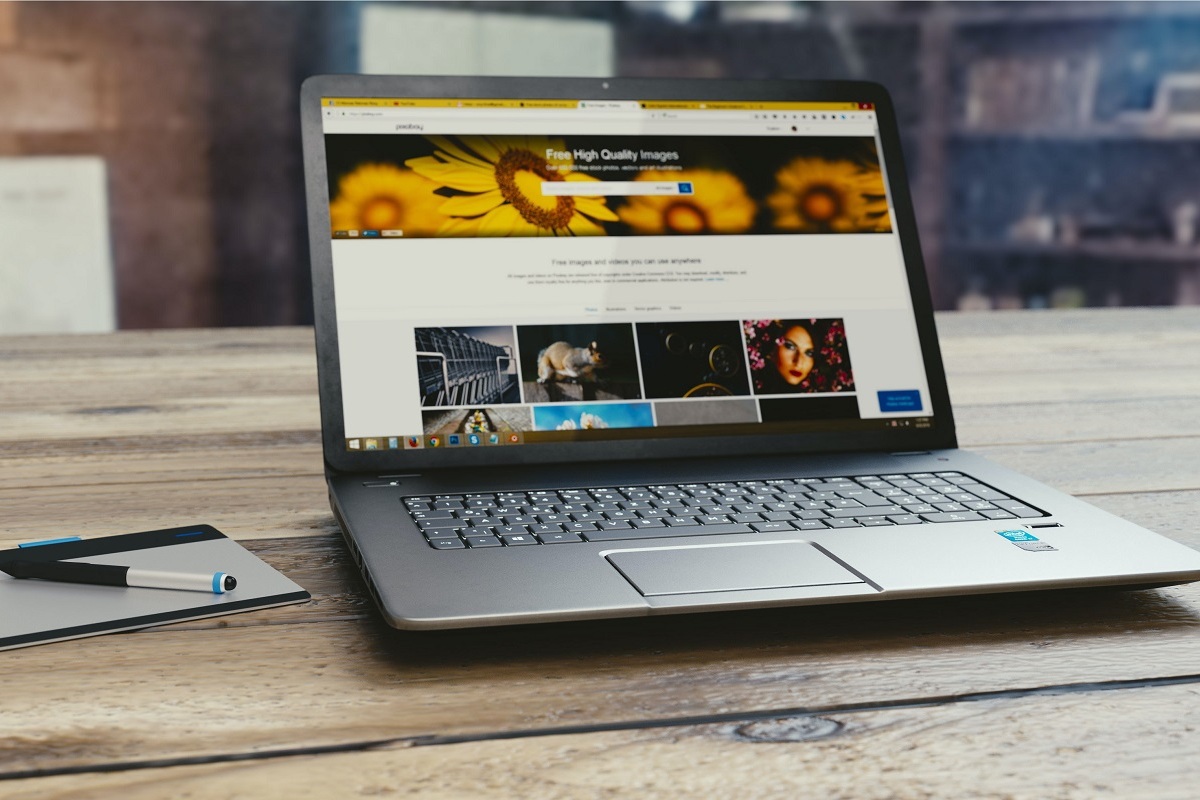 laptop em cima da mesa