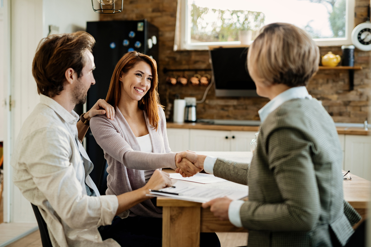 pessoas fechando acordo: fidelização do cliente pessoas fechando um acordo, sorrindo