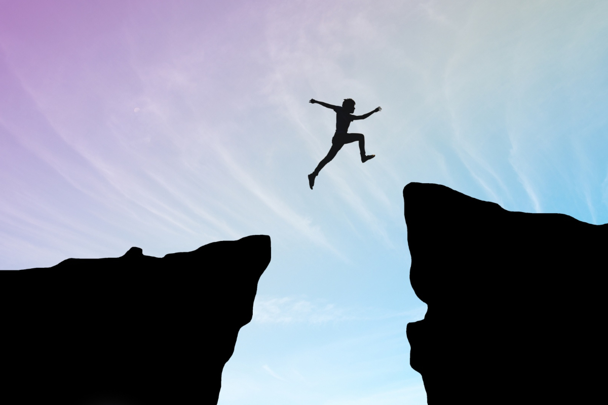 pessoa pulando: filmes sobre marketing pessoa pulando entre dois penhascos