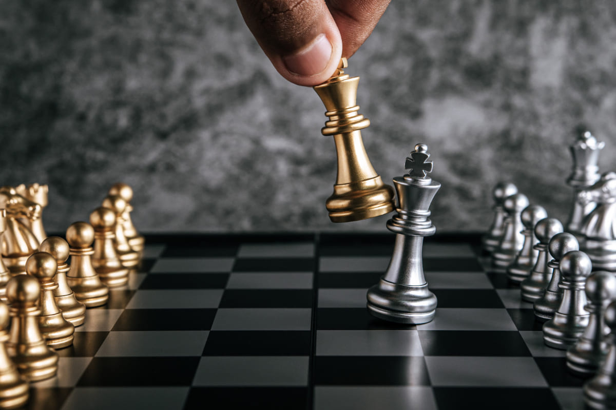 tabuleiro de xadrez: filmes sobre marketing tabuleiro de xadrez com peças douradas e prateadas