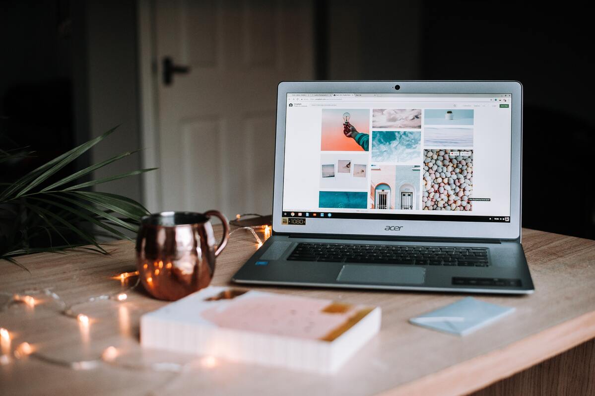 notebook: google sites notebook com a tela aberta sobre uma mesa