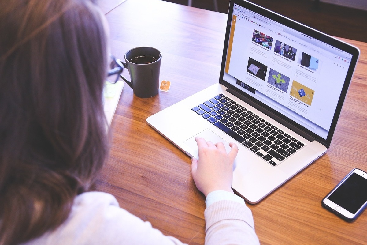 mulher trabalhando: host mulher usando laptop