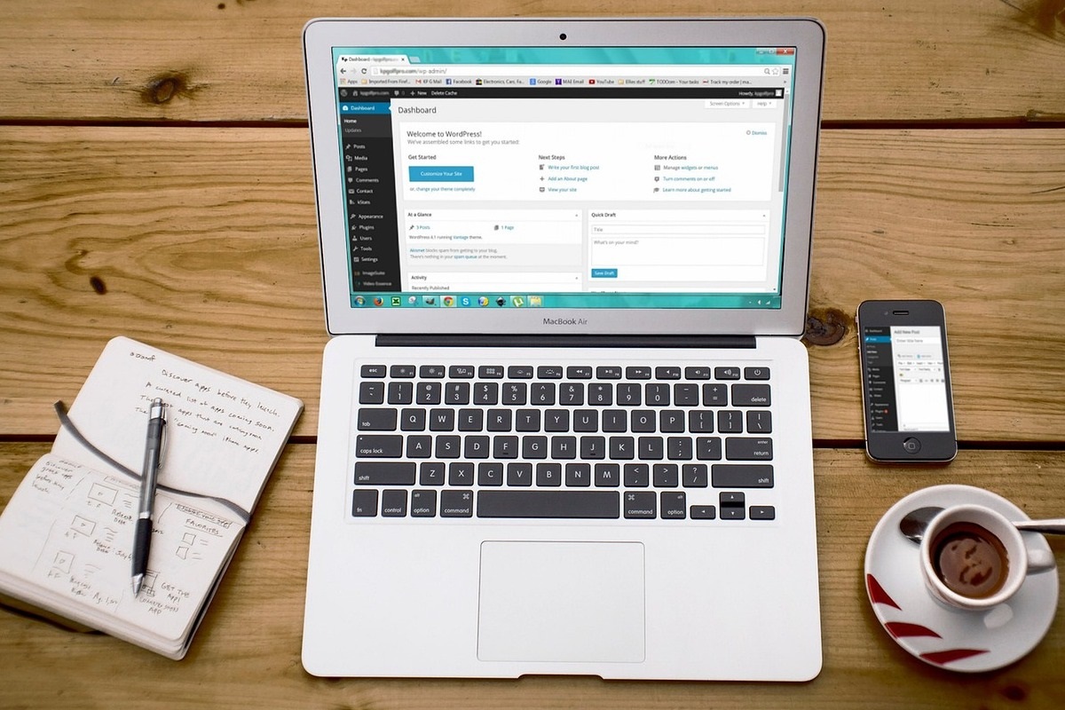 laptop: host laptop aberto e ligado sobre uma mesa