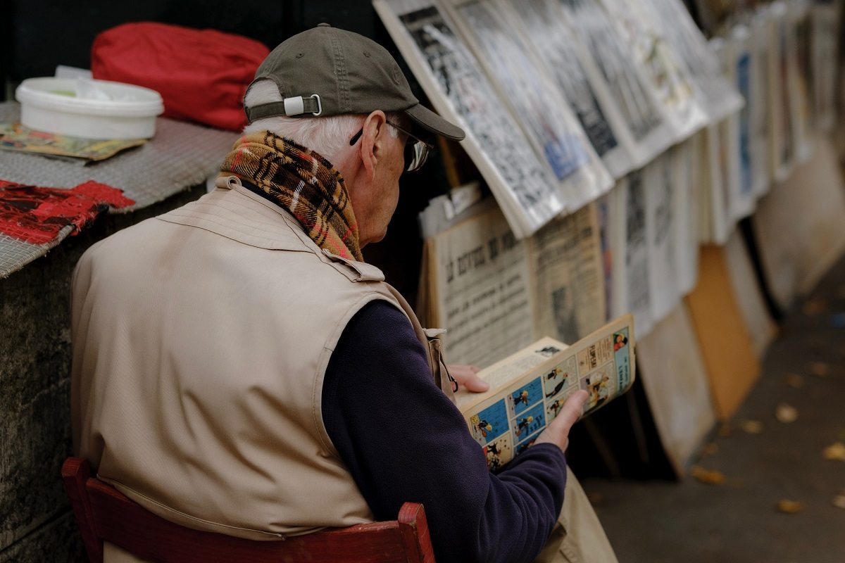 senhor lendo: marketing senhor sentado, lendo gibi