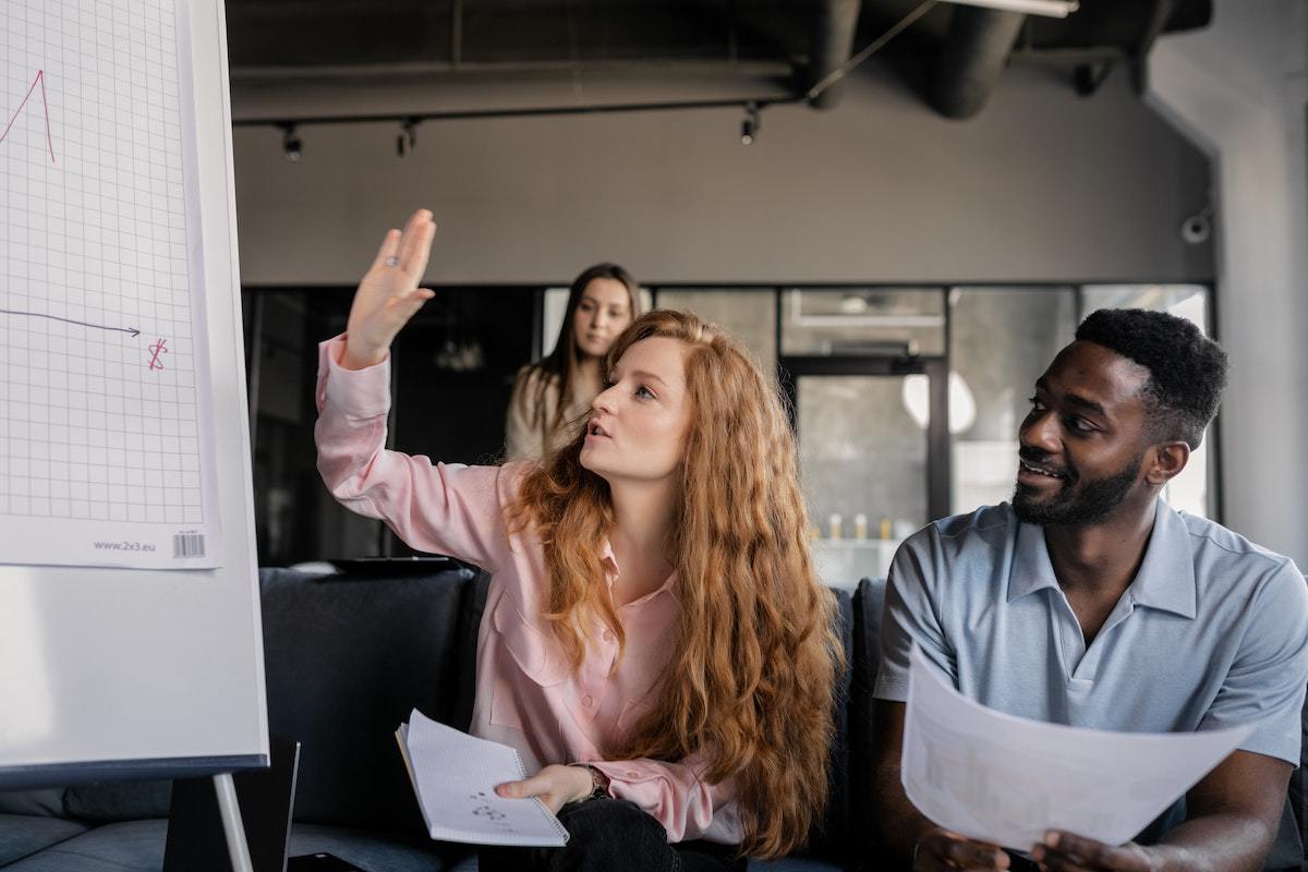 pessoas trabalhando: influenciadores mulher apresentando trabalho para seus colegas em uma reunião