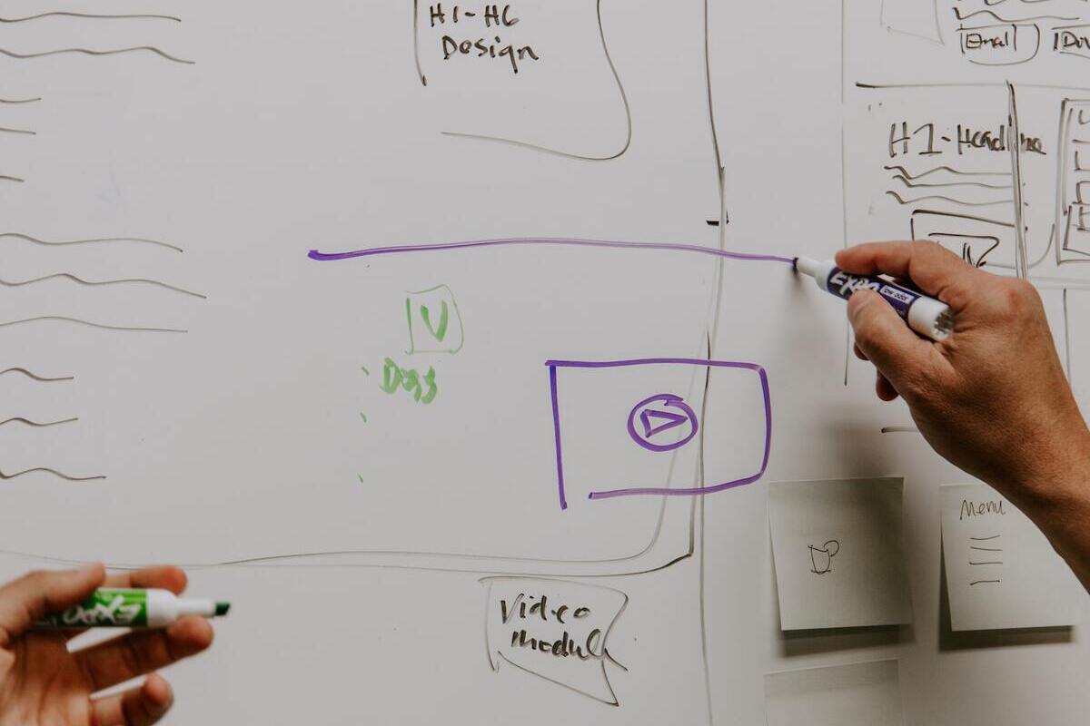 pessoa desenhando: layout de e-mail marketing pessoa desenhando em um quadro branco