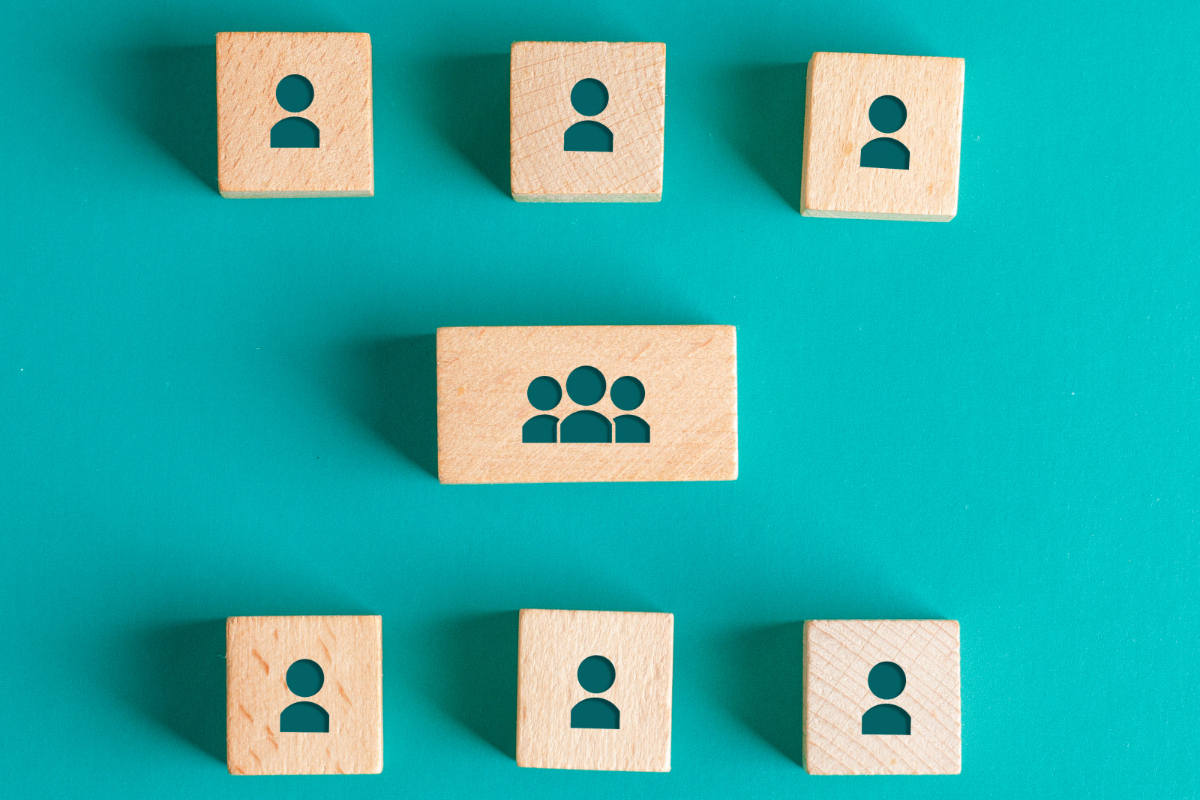 ícones de pessoas: marketing 4.0 Conceito de estrutura de gerenciamento com ícones de pessoas em blocos de madeira