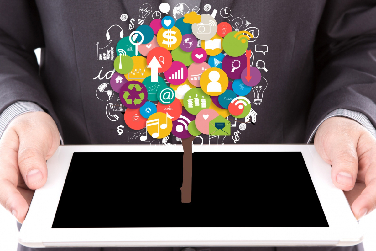 tablet: marketing 4.0 Empresário segurando um tablet com ícones coloridos