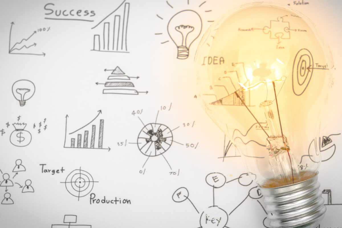 gráficos: marketing 4.0 lâmpada acesa com gráficos escritos ao fundo