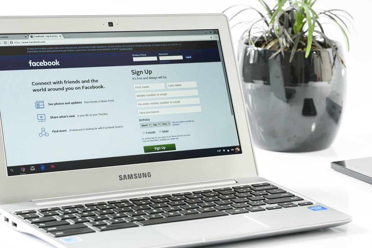 notebook: marketing notebook com a tela do facebook aberta