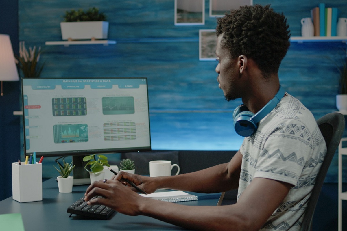 homem trabalhando: marketing de guerrilha homem sentado, trabalhando no seu computador pessoal