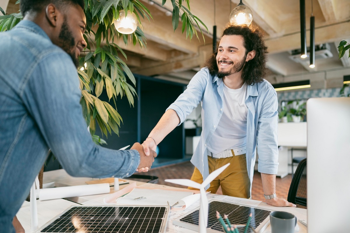 pessoas fechando acordo: marketing direto pessoas de mãos dadas, como se estivessem fechando um acordo